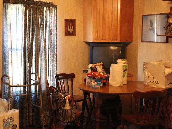 5th image of 239 Faubus St