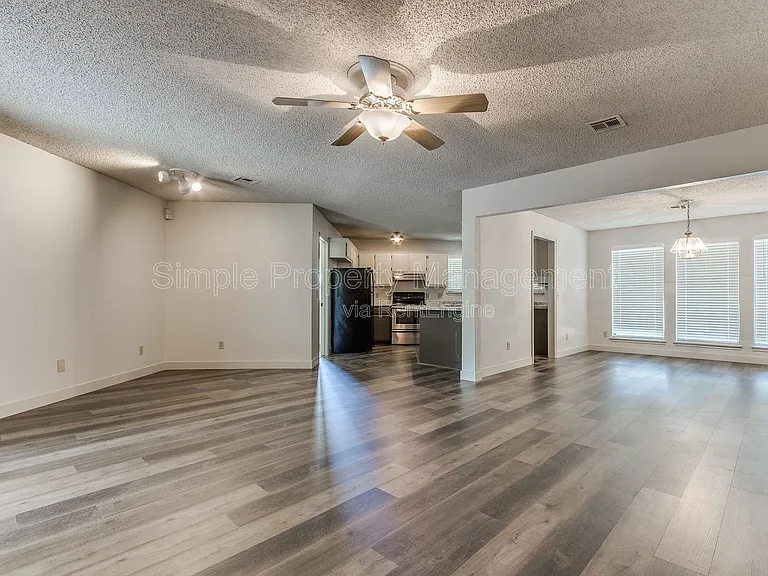 7712 NW 101st St — Photo 11
