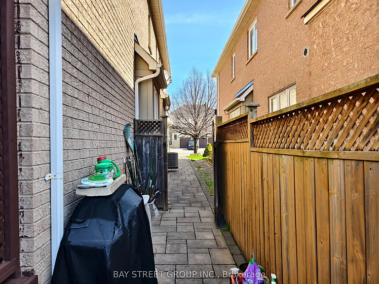 2466 Felhaber Cres — Photo 28