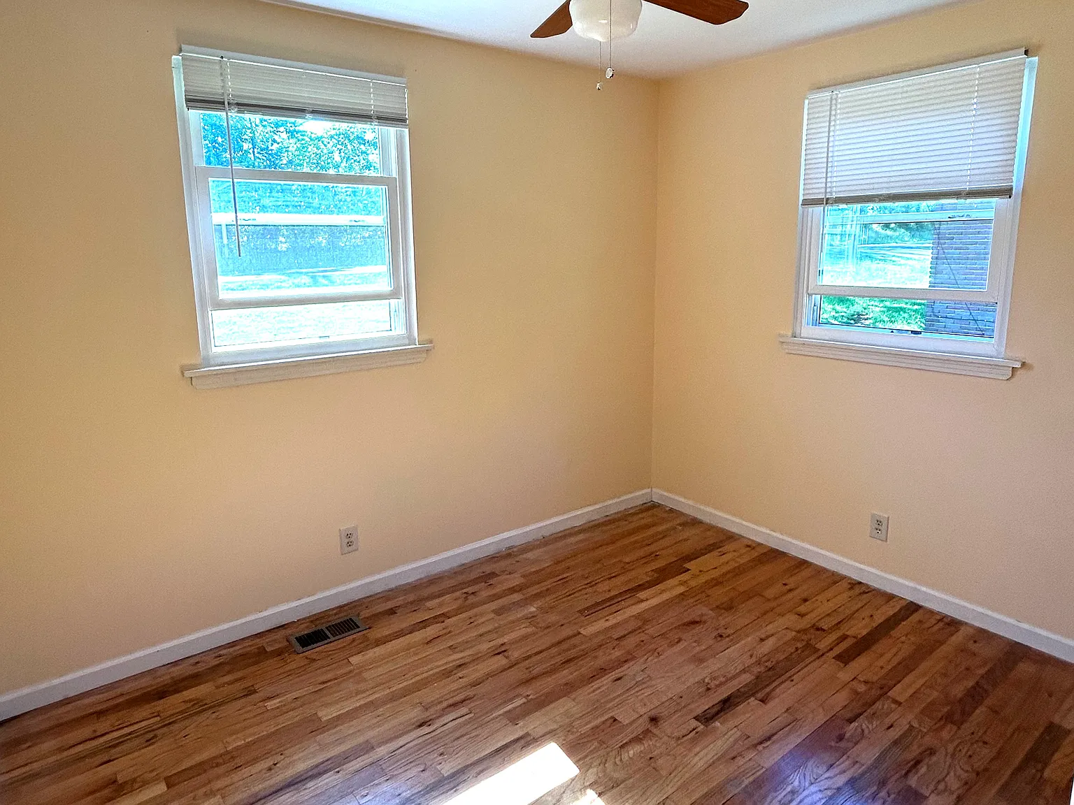 464 E Thompkins Ln — Photo 3