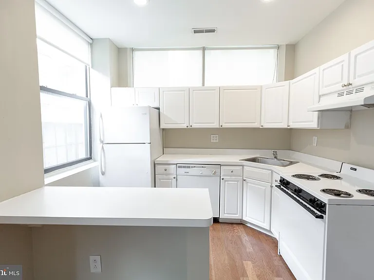 220-2 S 16th St #402 — Photo 16