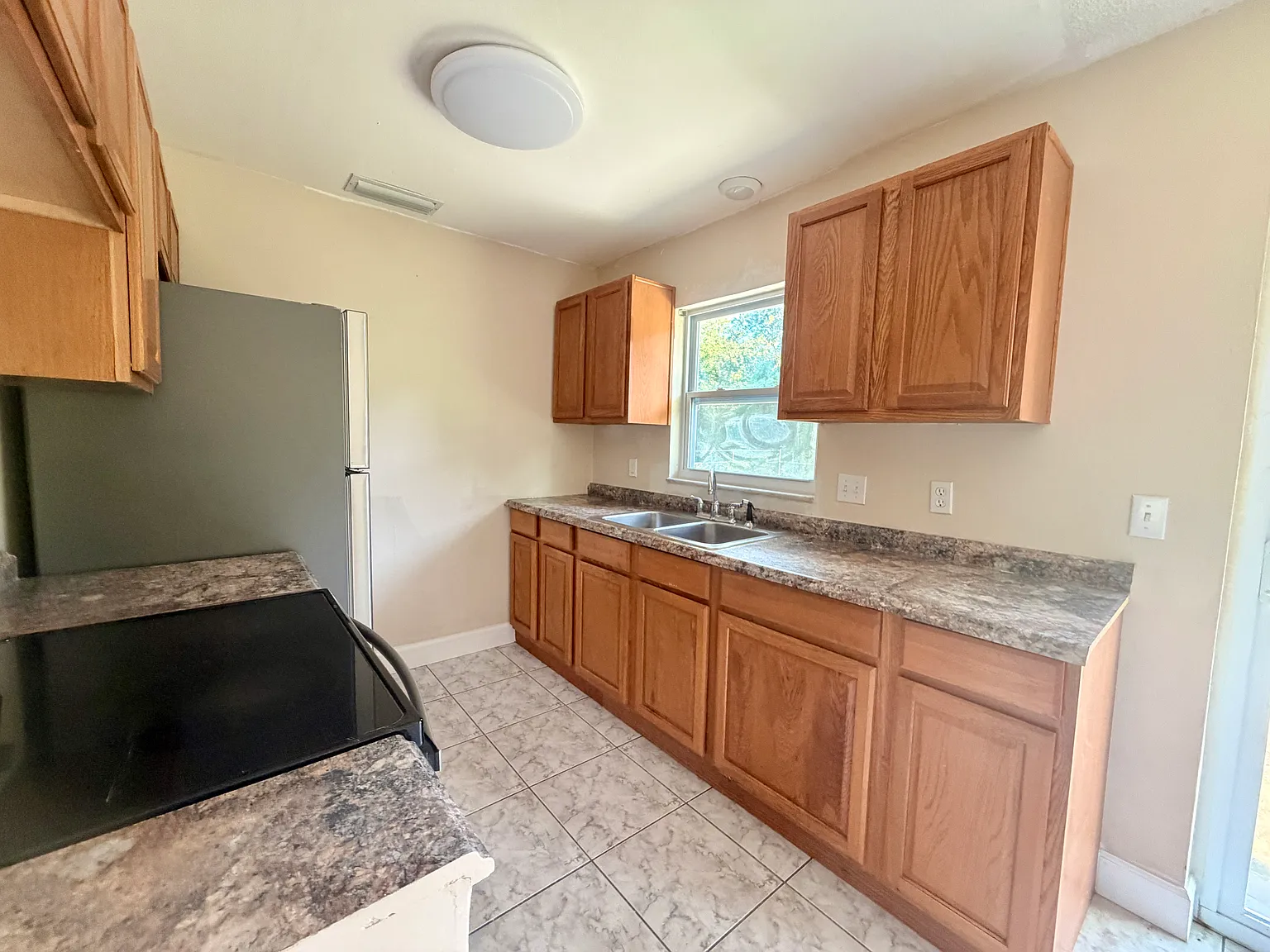 3 bed, 1022 sqft, $1,850 — Photo 3