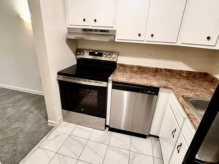 711 Farmington Ave — Photo 28