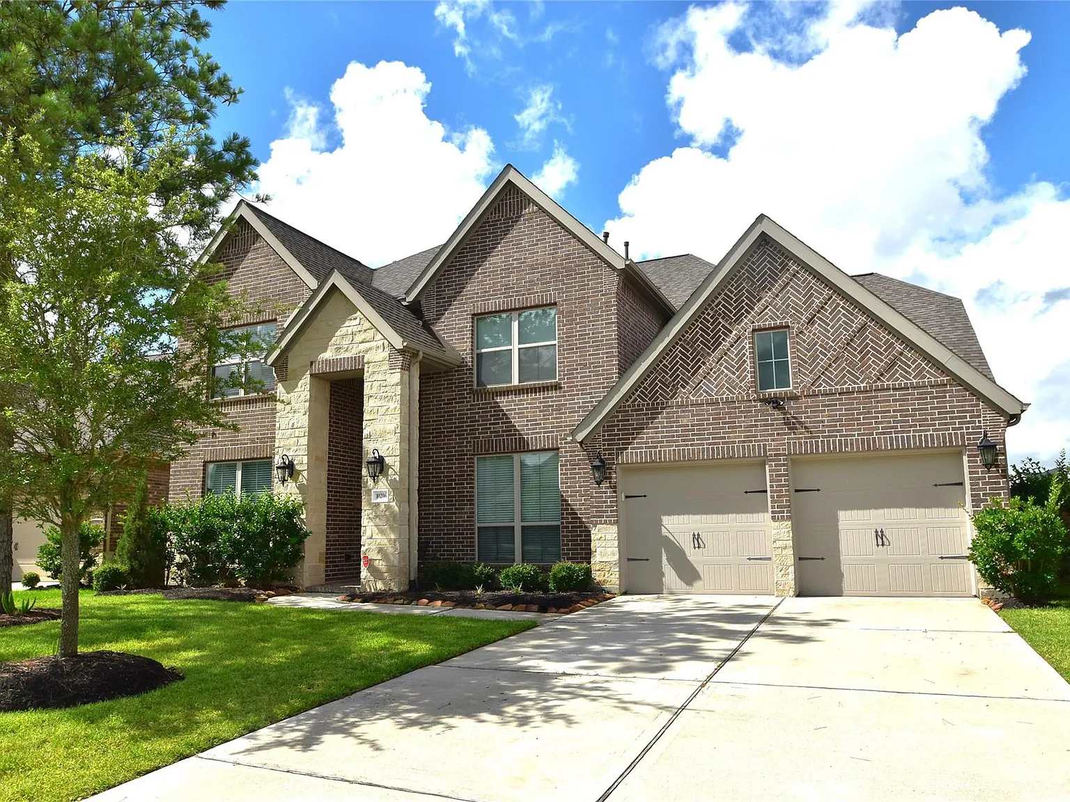 5 bed, 4.5 bath, 3579 sqft, $4,700 — Photo 2