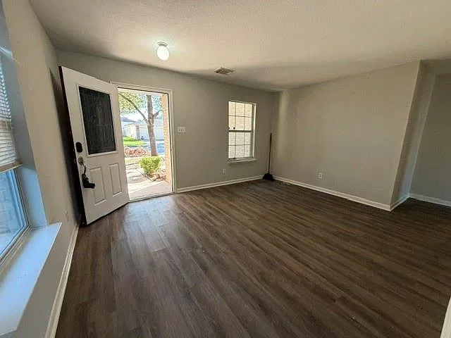 3 bed, 2.5 bath, 2362 sqft, $1,995 — Photo 4