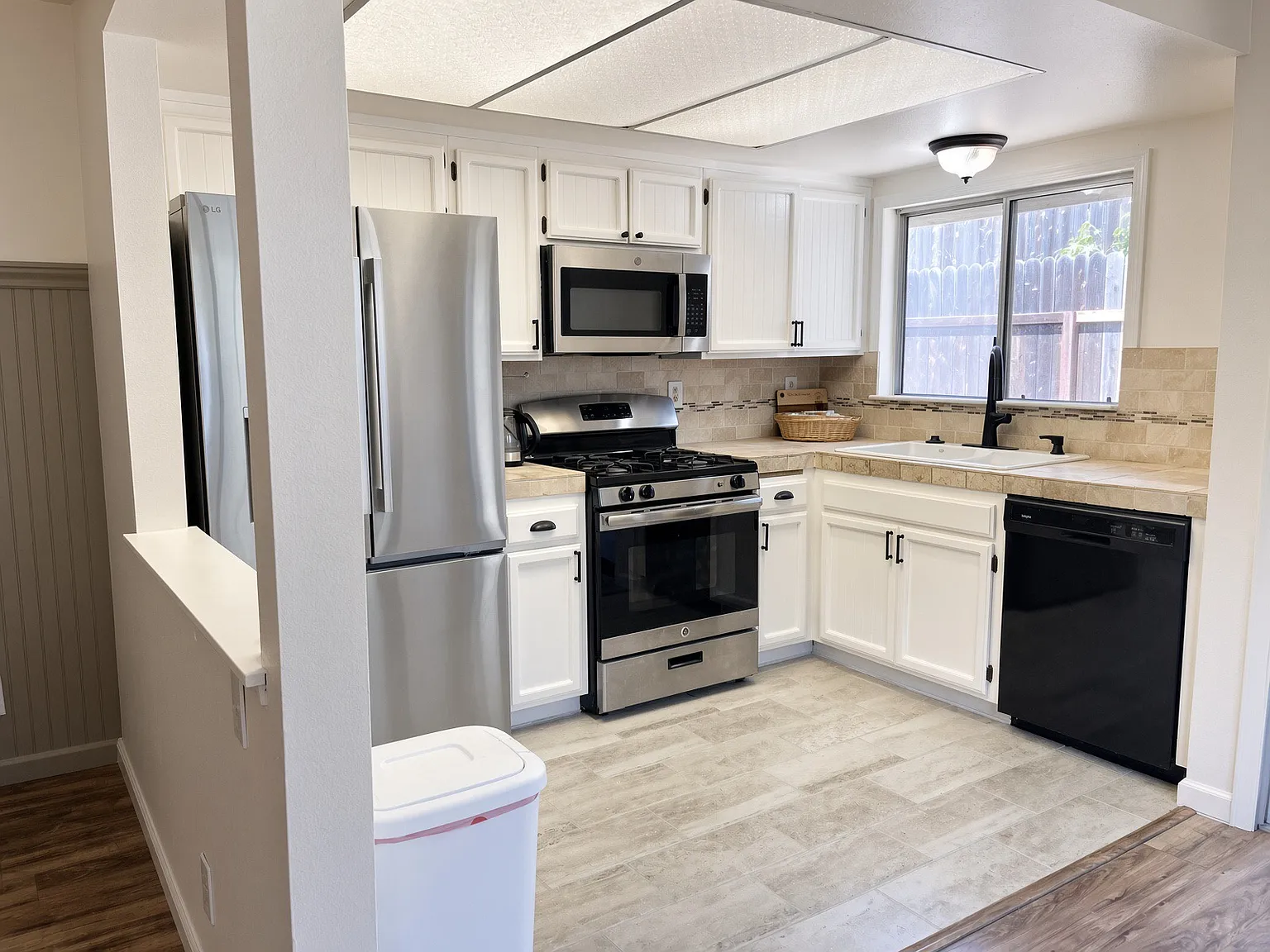 3 bed, 1056 sqft, $3,650 — Photo 4
