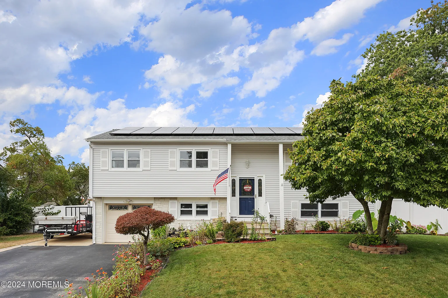 558 Vaughn Avenue photo 1