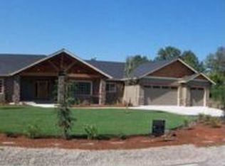 584 Rogue Ridge Dr, Grants Pass, OR 97527