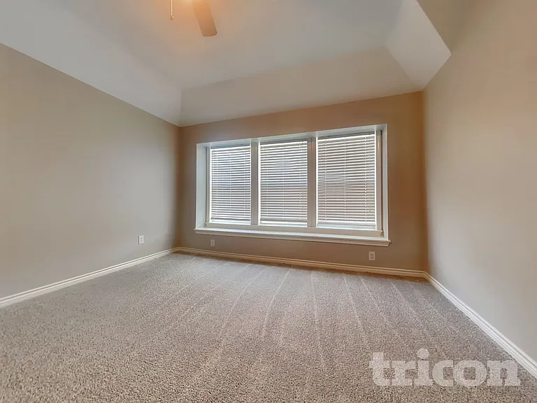 5816 Greenmeadow Dr — Photo 8