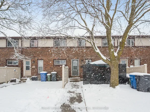 86 Burns Dr #8, Guelph, ON N1H 6V9