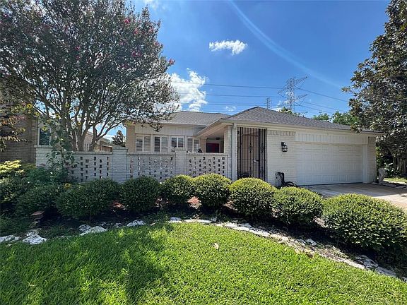 2nd image of 15 Bendwood Dr