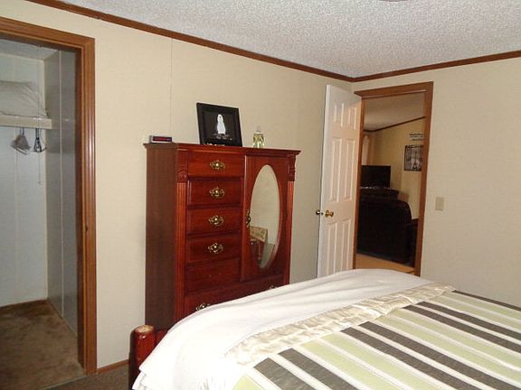 5th image of 215 Gibson Dr