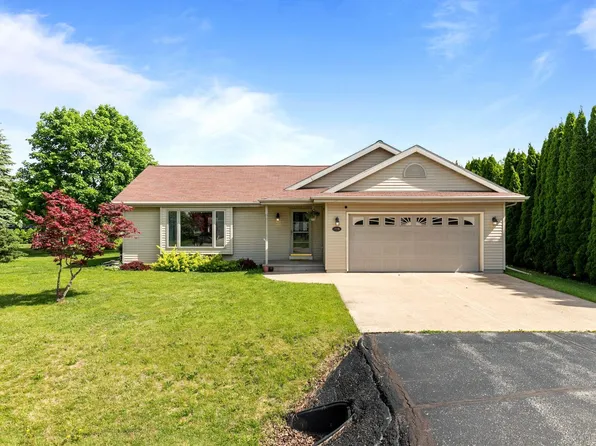 725 E Scott St, Omro, WI 54963