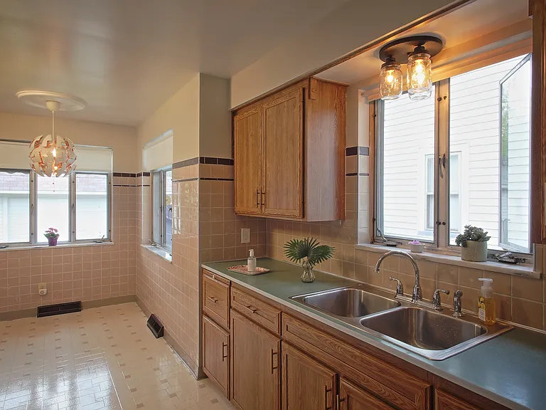 2186 Chesterland Ave — Photo 9