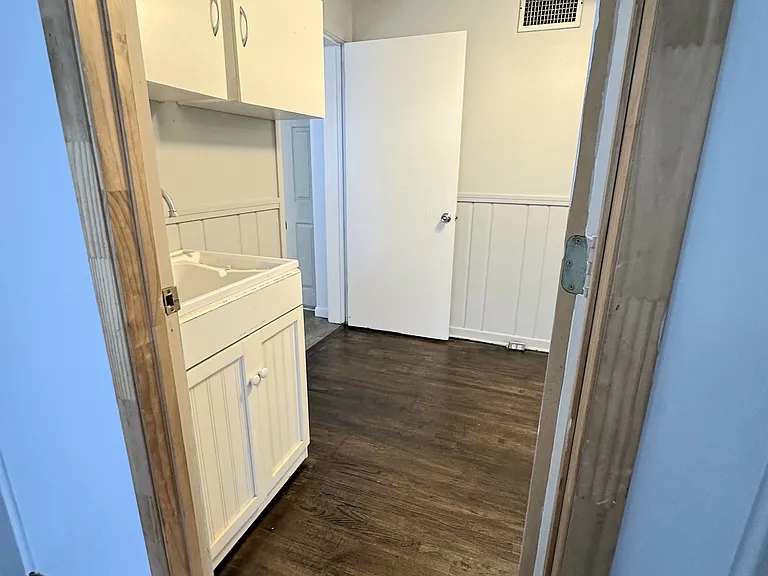 332 Bay St — Photo 17