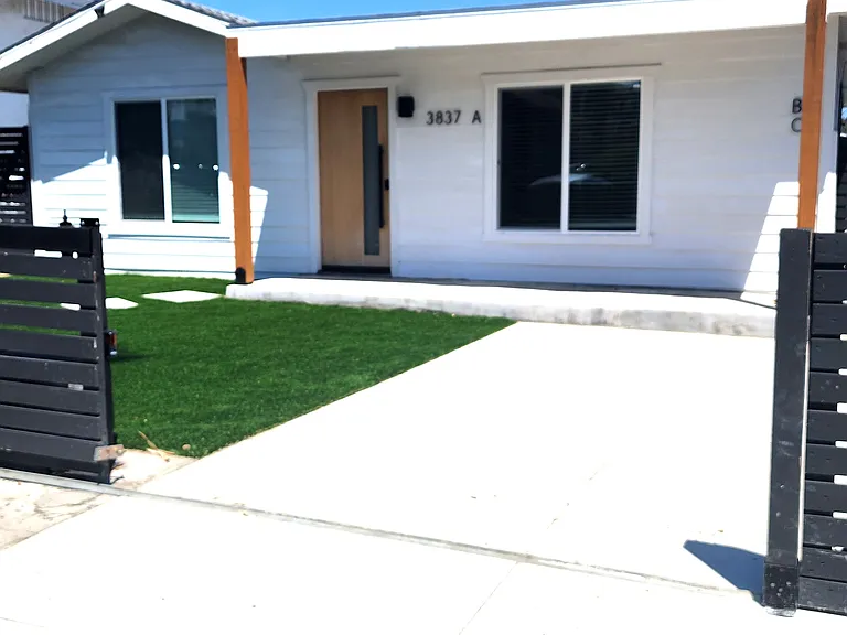 Extra Large private driveway and entrance