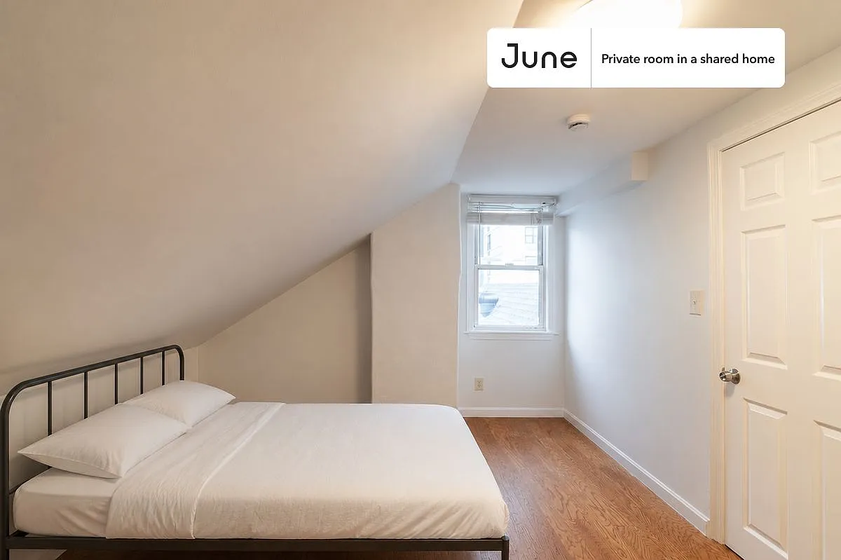 Queen bedroom in 4 bed/4 bath home in East Cambridge #1786 D — Photo 1