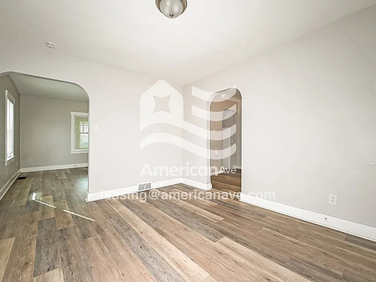 1097736_005_dining_room_5.jpg