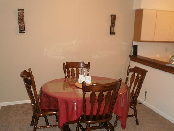 Dining area & Breakfast Bar