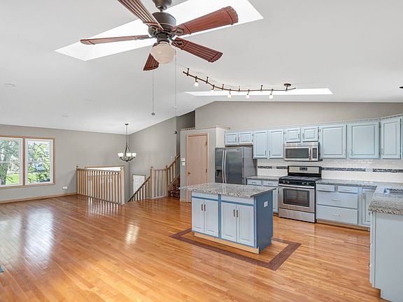 3rd image of 439 E Morse Ave