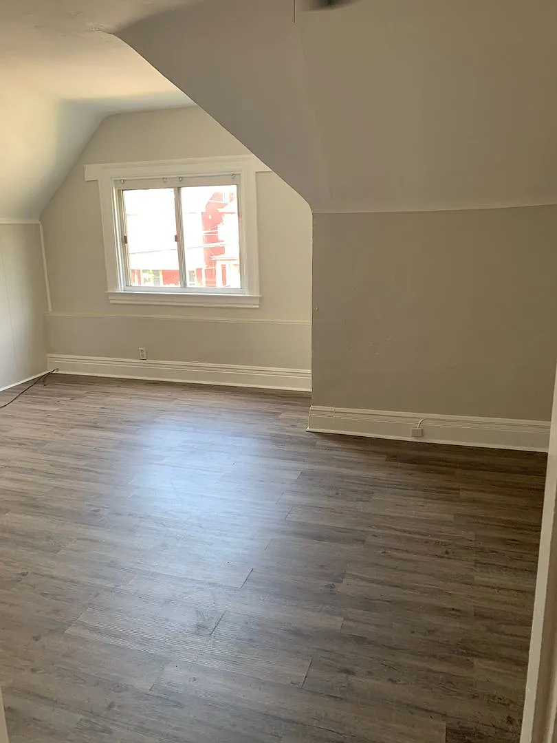 1 Bedroom in Bellevue with Private deck! — Photo 4