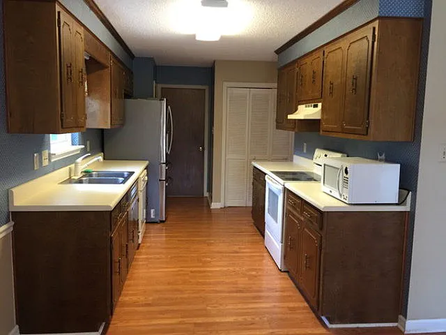210 Suffolk Dr — Photo 16