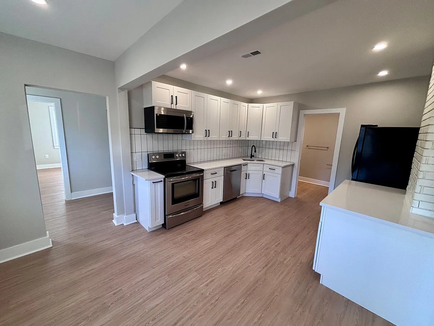 6 bed, 1920 sqft, $4,900 — Photo 2