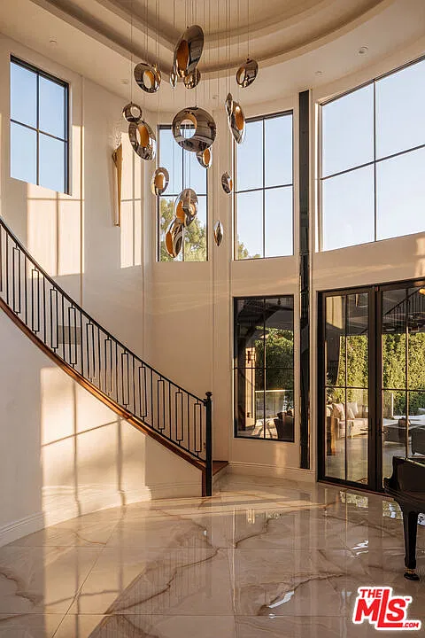 5 bed, 7.0 bath, 8828 sqft, $30,000 — Photo 3