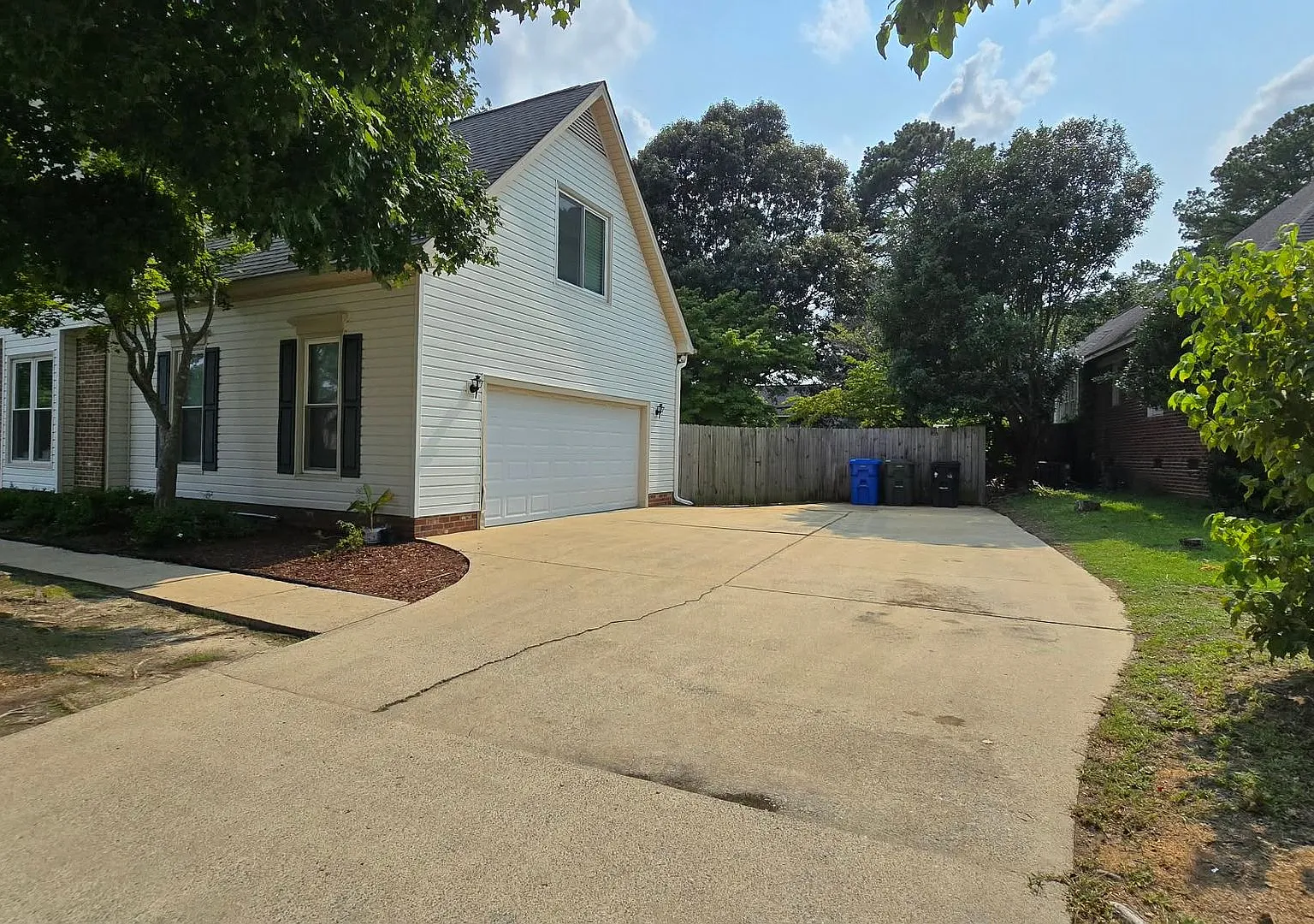 Welcome home to this beautiful rental located just off Country Club Drive on the highly sought-af... — Photo 4