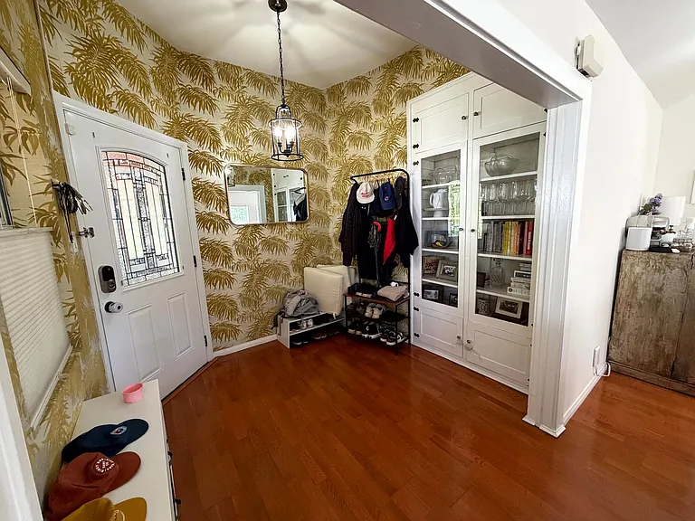 Edenhurst Ave. 3730 -Rentals — Photo 4