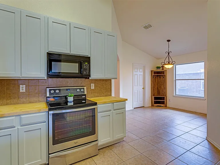 1213 Columbus Ln — Photo 9