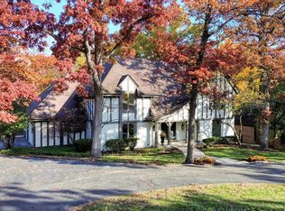 13 Woodgate Dr, Burr Ridge, IL 60527