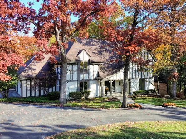 13 Woodgate Dr, Burr Ridge, IL 60527