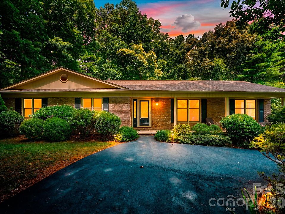 1st image of 15 Carriage Ct