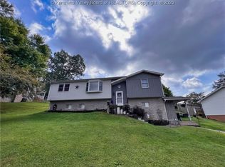 98 Pinewood Rd, Elkview, WV 25071