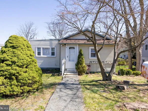 61 Chestnut Ln, Pine Hill, NJ 08021