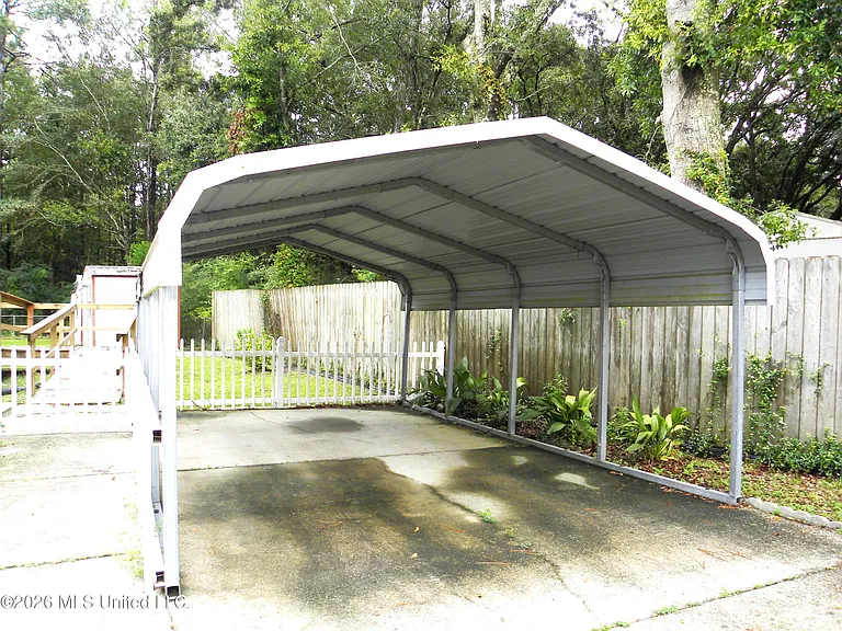 18265 Robin Oaks Dr — Photo 3