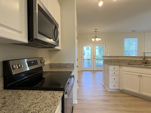 4th image of 412 Woodruff Lake Way