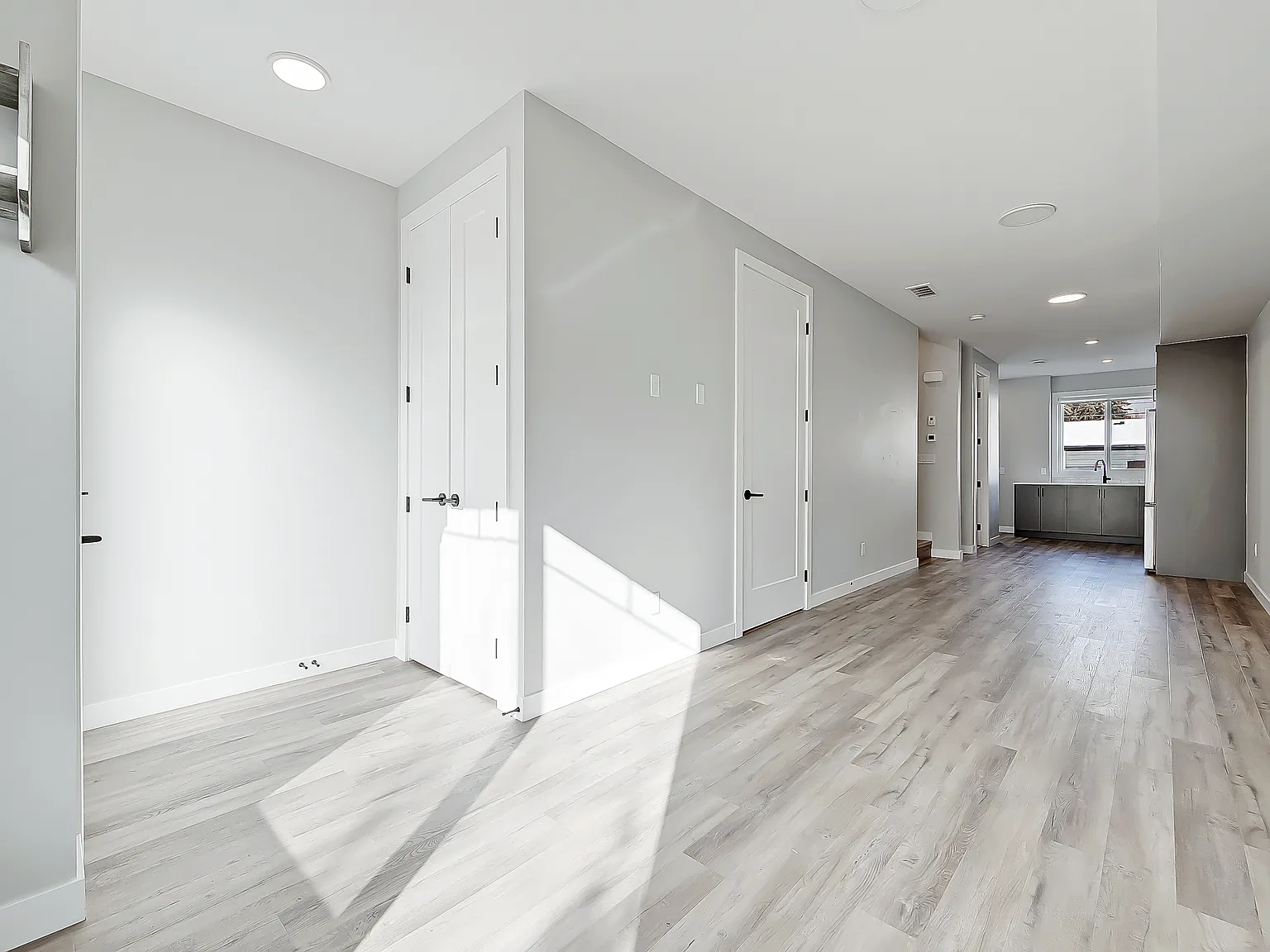 Inglewood Avas — Photo 1