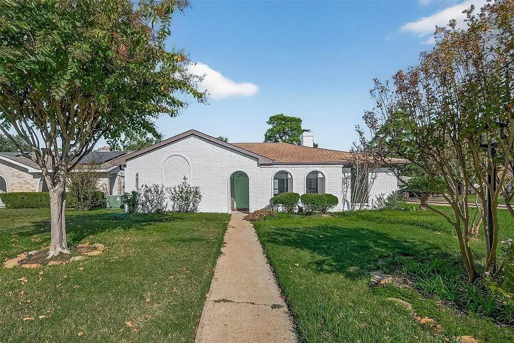 4 bed, 2.0 bath, 1908 sqft, $2,200 — Photo 1