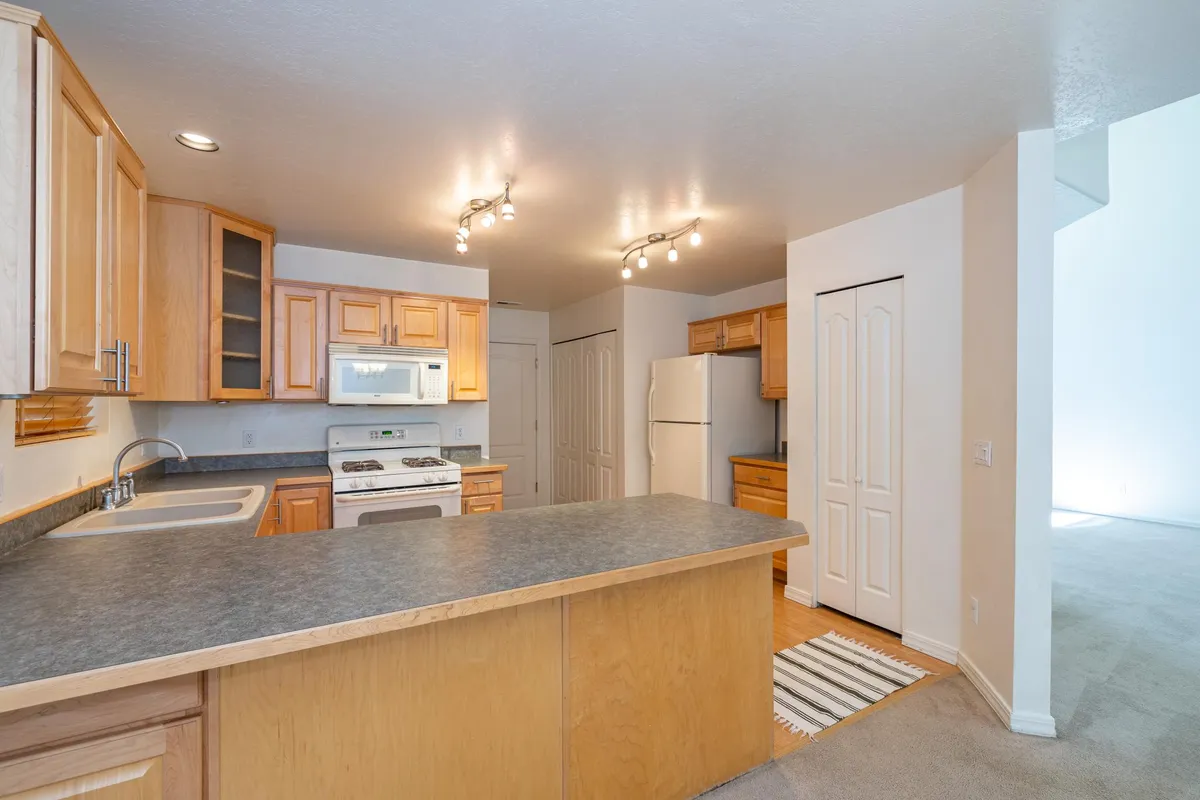 Kitchen Image 4 - 1924 W Camelot Dr