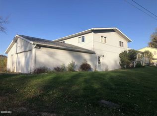 121 Wapello St, Hanover, IL 61041