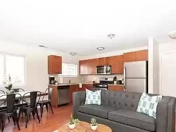 3rd image of 2646 N Lincoln Ave #2R