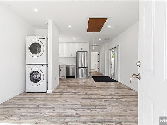 3rd image of 16 W Grove St