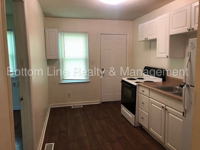2nd image of 1827 Vinton St