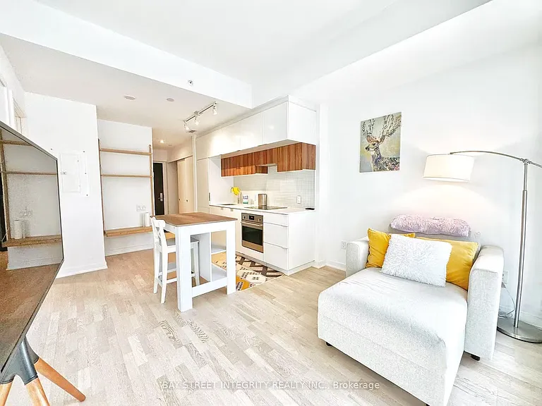 185 Roehampton Ave #207 — Photo 2