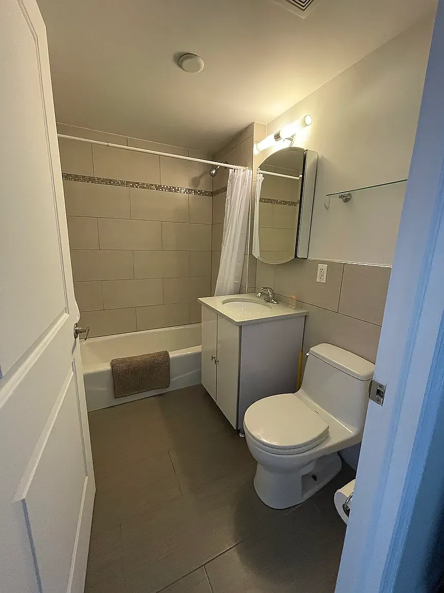 521 West 48th Street — Photo 4