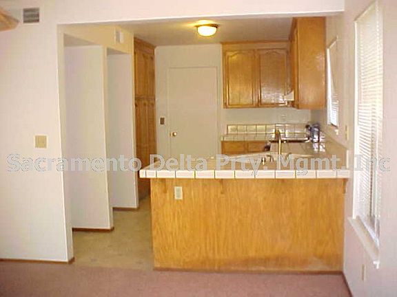 4th image of 302 Hemphill Way