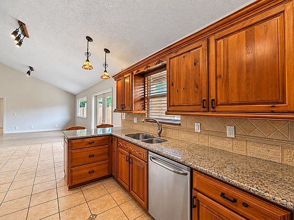 5th image of 232 Maplecrest Circle