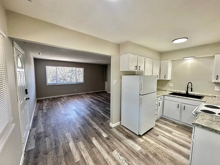 311 University Dr. — Photo 23